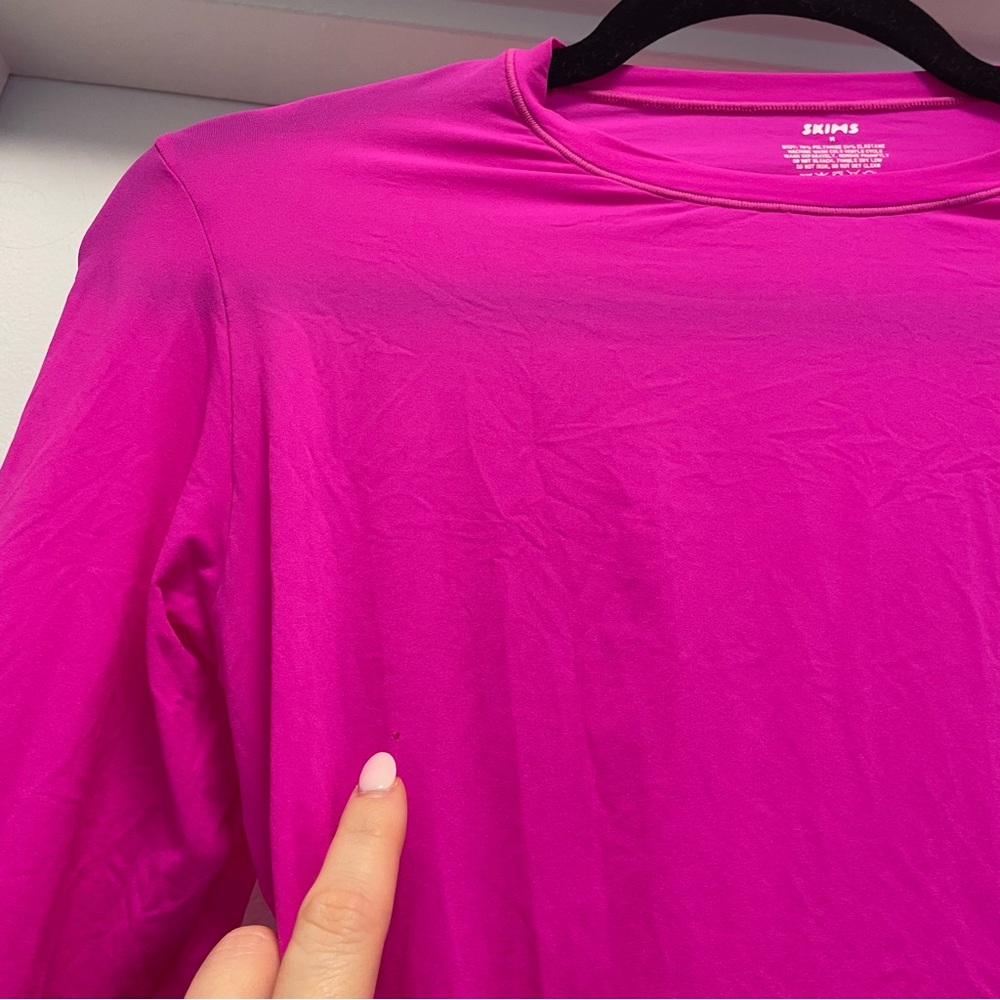 SOLD: SKIMS Long Sleeve Crewneck Tee in Hot Pink - Picture 4 of 5
